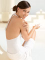 Frau_cremt_Schulter_ein-90-px.jpg Frau_cremt_Schulter_ein-90-px.jpg
