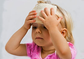 Kopfschmerz bei Kindern ist häufig und behindert das Lernen